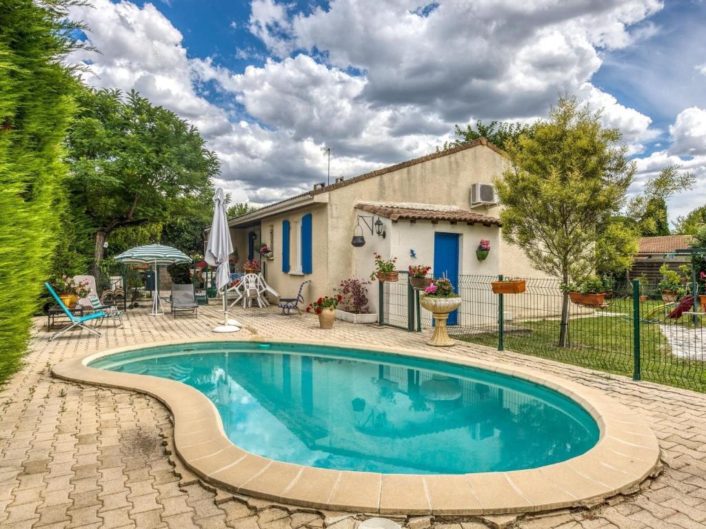 ein Pool vor einem Haus in der Unterkunft Pretty house with private fenced pool in Clarensac