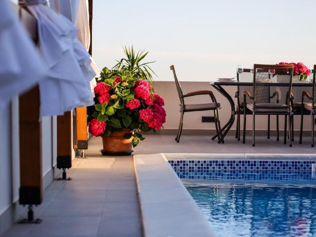 Bazén v ubytovaní Holiday home with private swimming pool alebo v jeho blízkosti