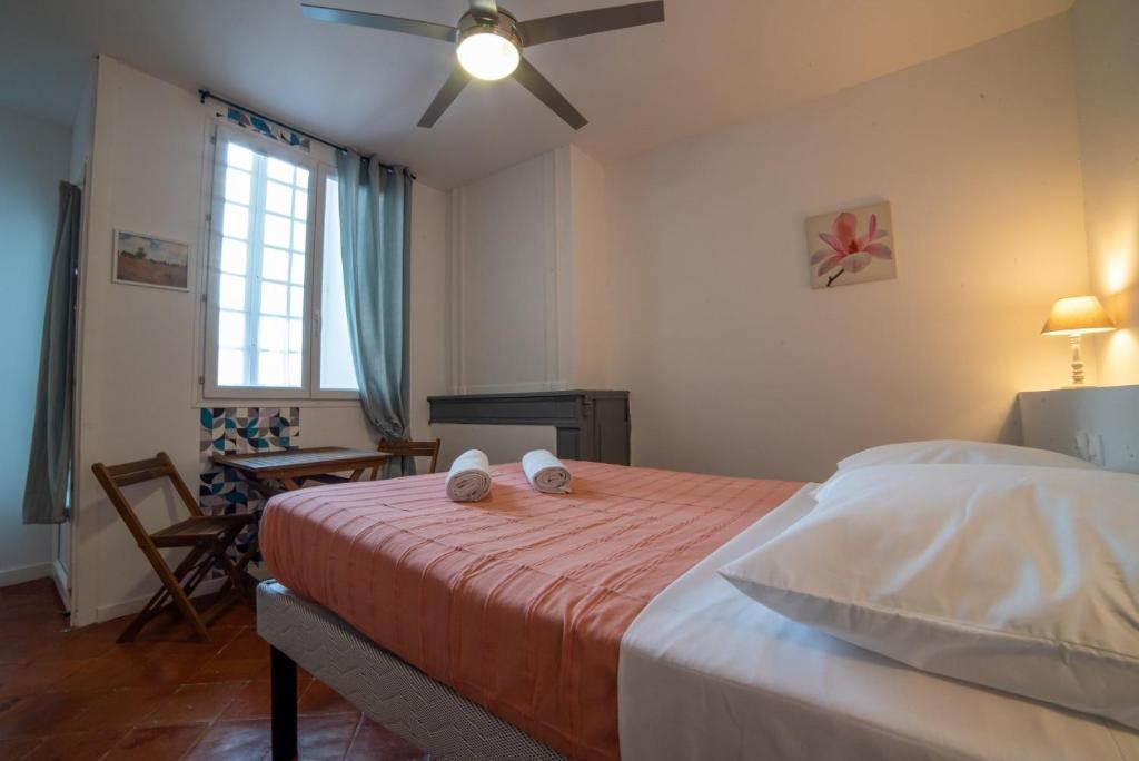 מיטה או מיטות בחדר ב-etape gimontoise 32 "Chambre tout confort"