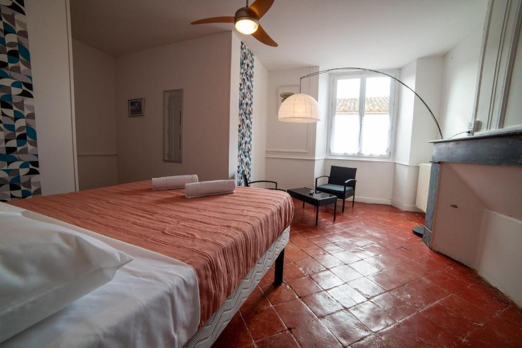 Postel nebo postele na pokoji v ubytování etape gimontoise 32 "Chambre tout confort"