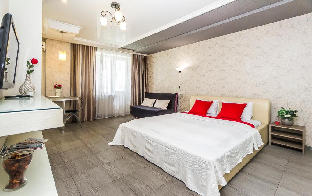 クラスノダールにあるApartGroup Krasnaya Galereyaのベッドルーム1室(大型ベッド1台、赤い枕付)