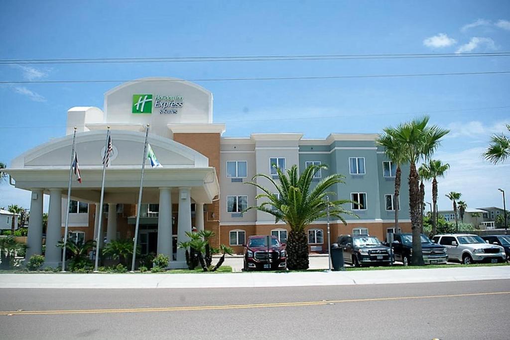 阿蘭薩斯港的住宿－Holiday Inn Express Hotel and Suites Port Aransas/Beach Area, an IHG Hotel，门前有车辆停放的酒店