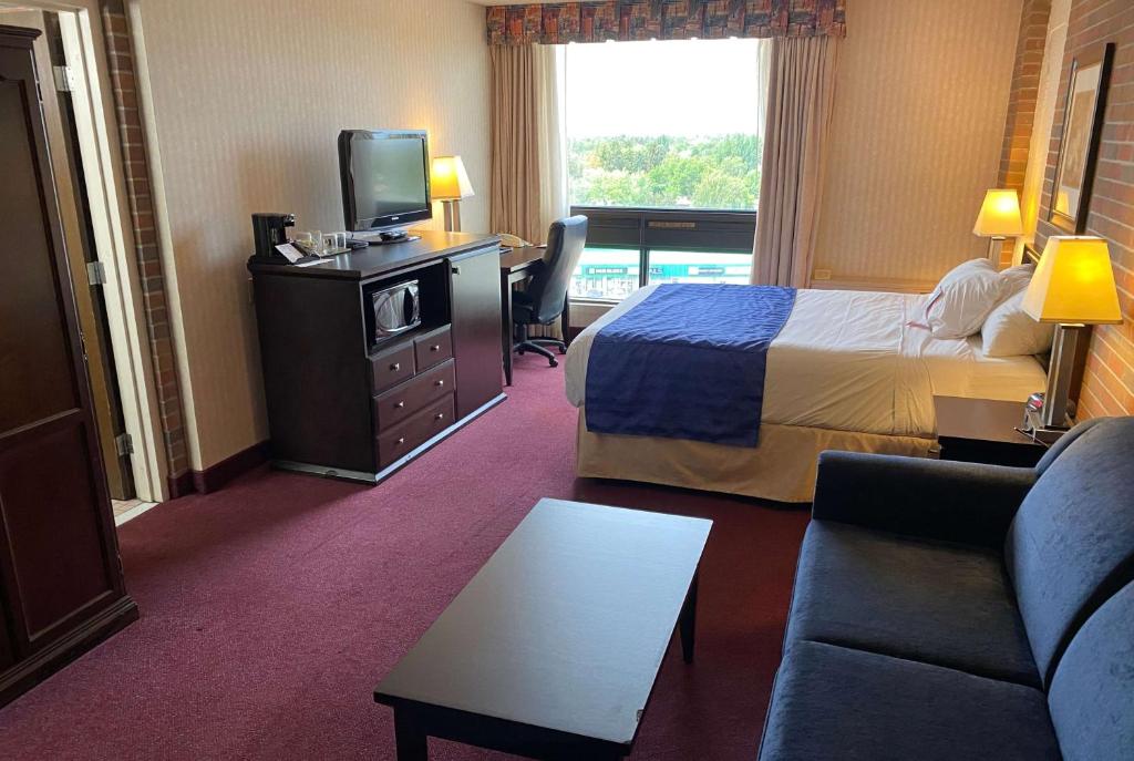 Postel nebo postele na pokoji v ubytování Ramada by Wyndham Lethbridge