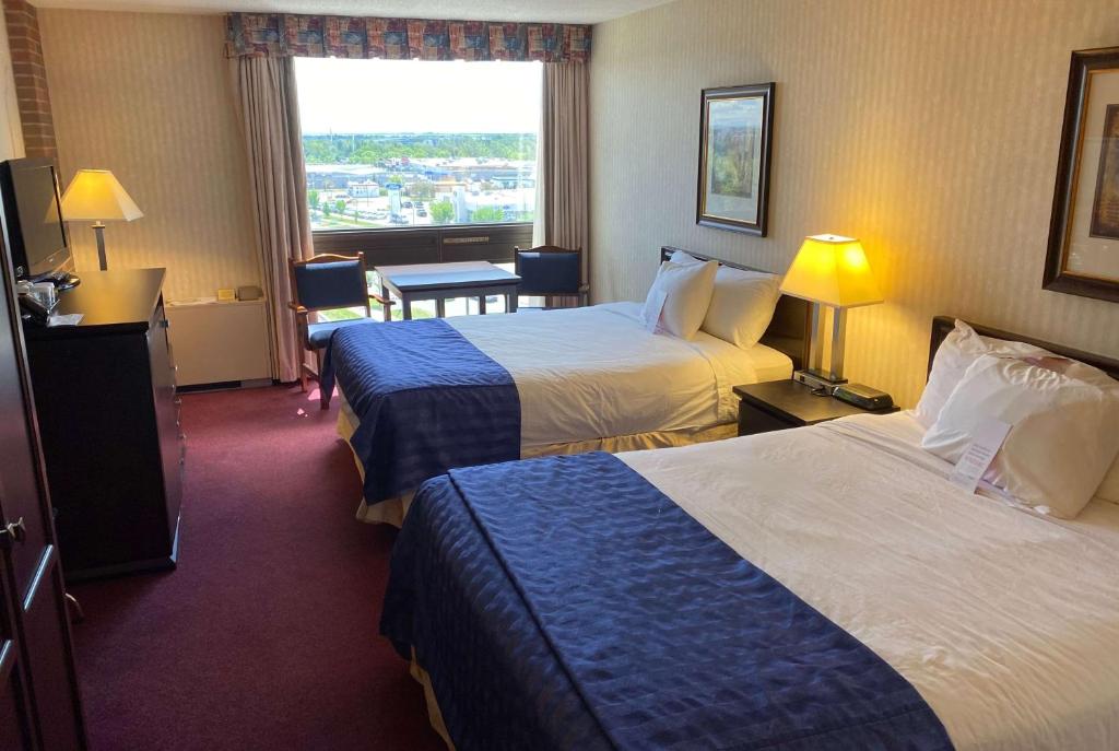 Postel nebo postele na pokoji v ubytování Ramada by Wyndham Lethbridge