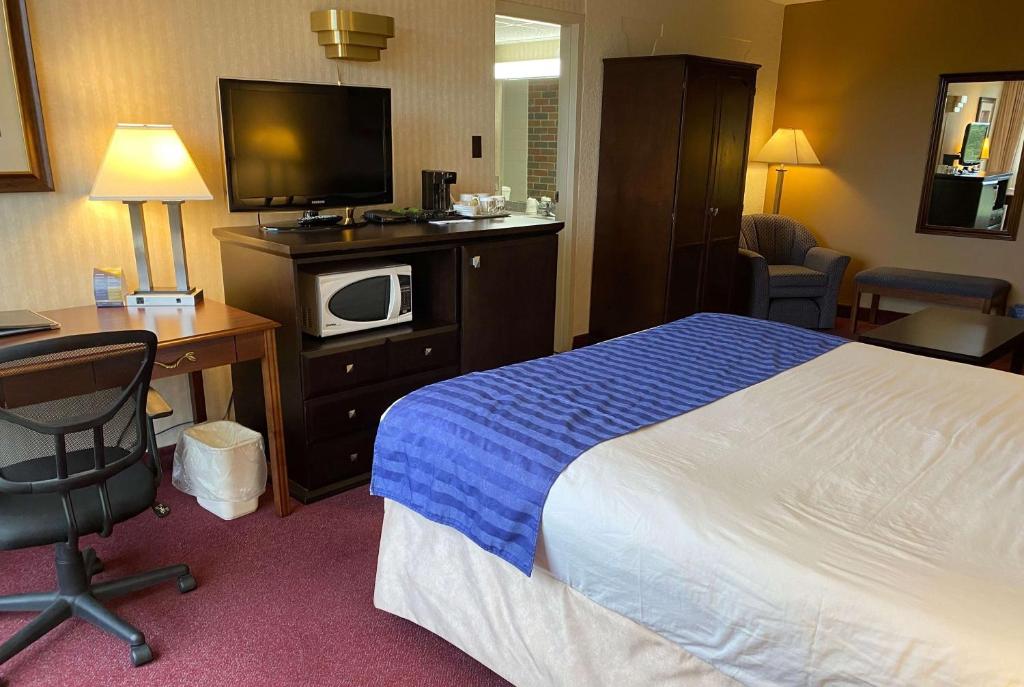 Postel nebo postele na pokoji v ubytování Ramada by Wyndham Lethbridge