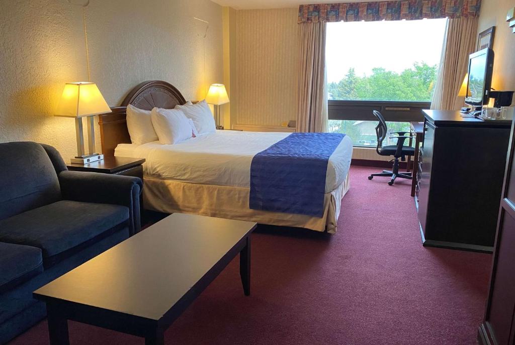 Postel nebo postele na pokoji v ubytování Ramada by Wyndham Lethbridge