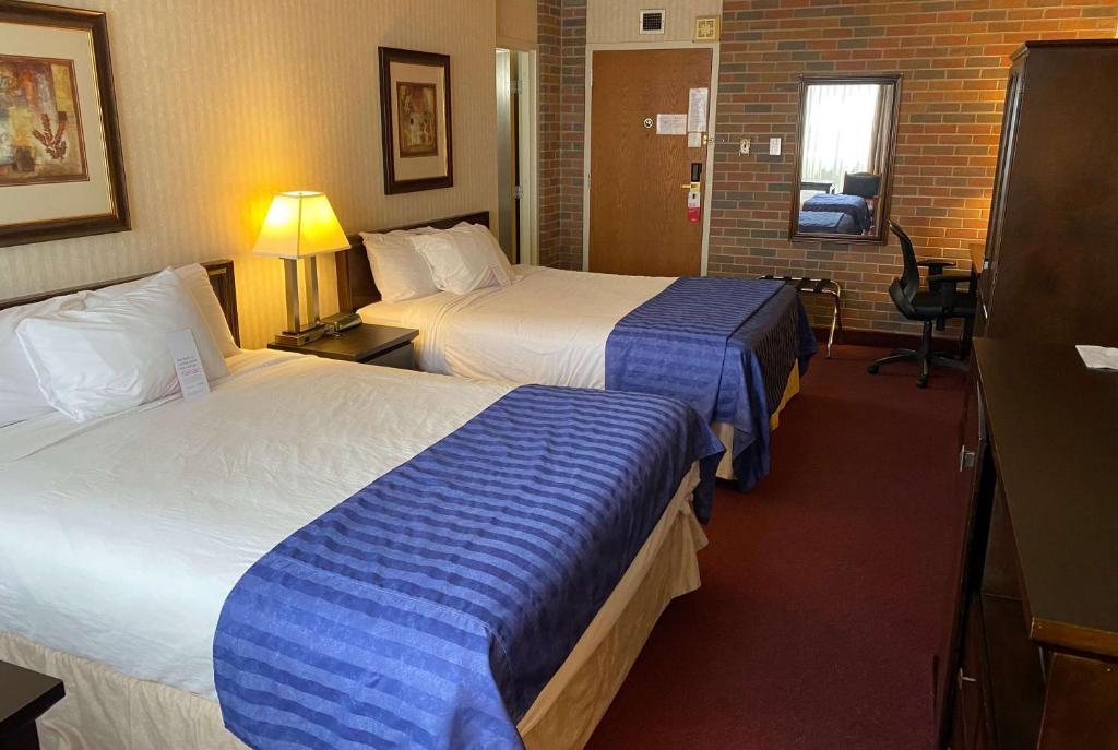 Postel nebo postele na pokoji v ubytování Ramada by Wyndham Lethbridge
