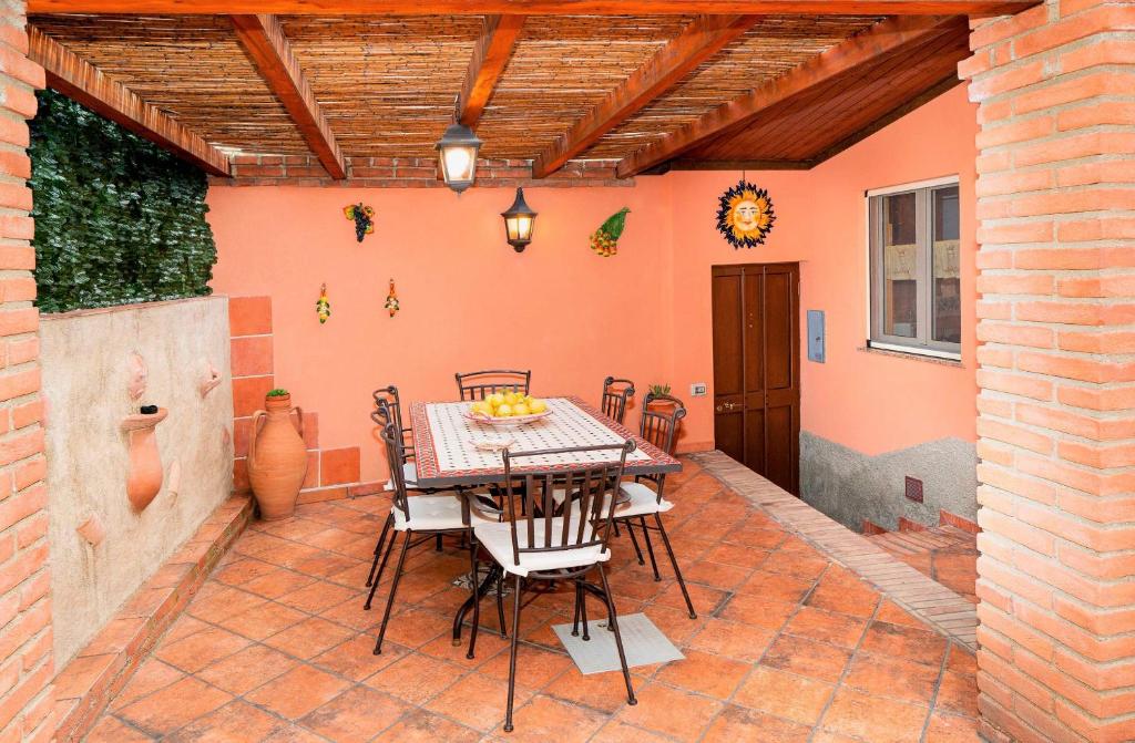 Patio lub wspólna przestrzeń na świeżym powietrzu w obiekcie Villa Alecla - Sea Villa near Taormina