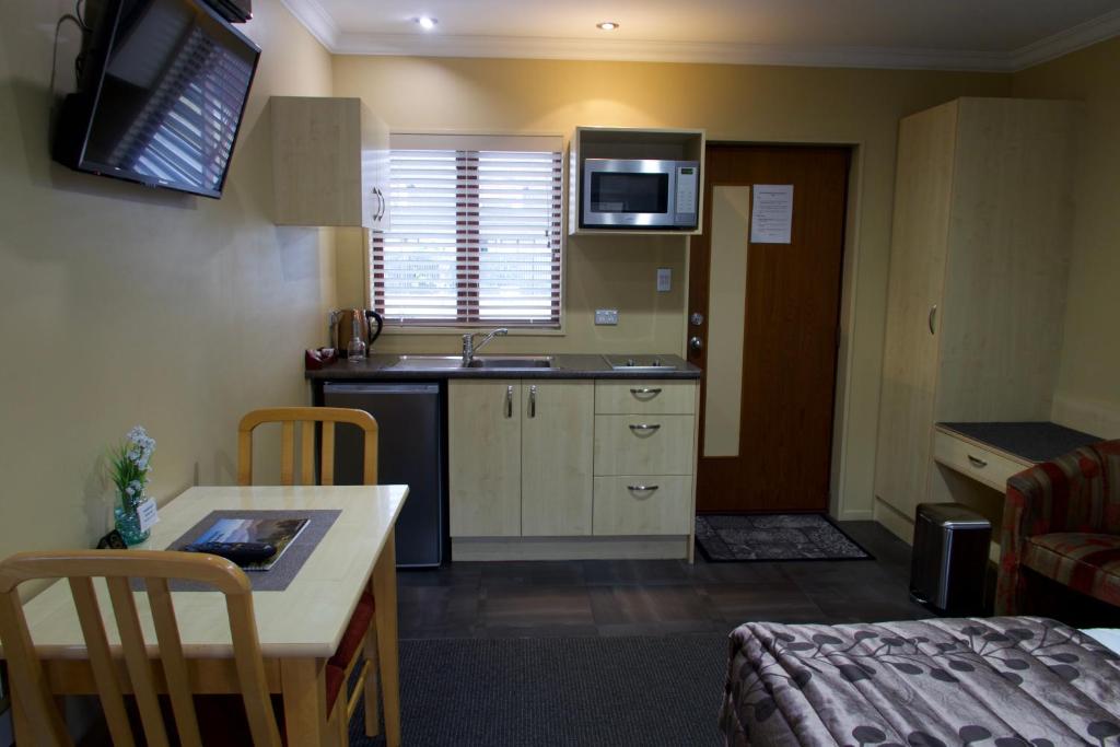 Kuchyň nebo kuchyňský kout v ubytování Blenheim Spa Motor Lodge