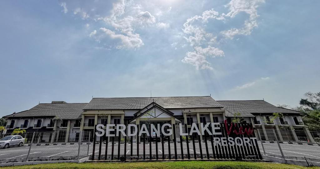 Sungai KechilSERDANG LAKE VIEW RESORT的前面有围栏的建筑物