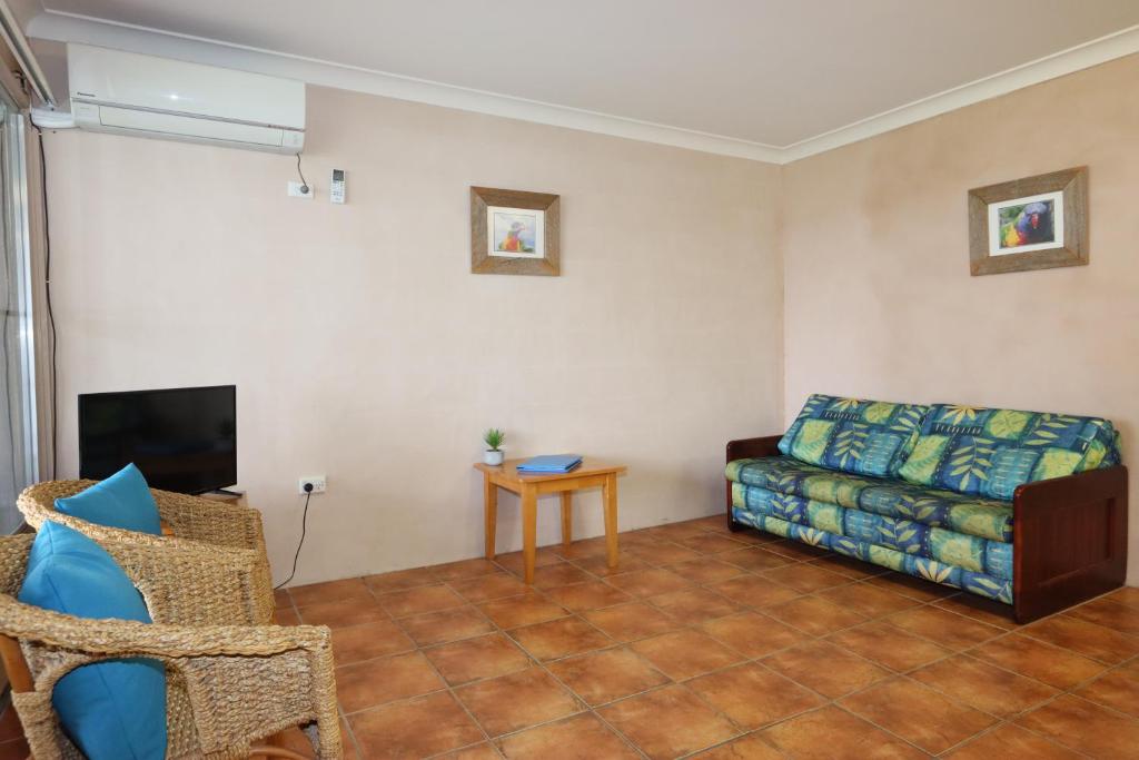 Lake Edge Apartments - One-Bedroom Apartment