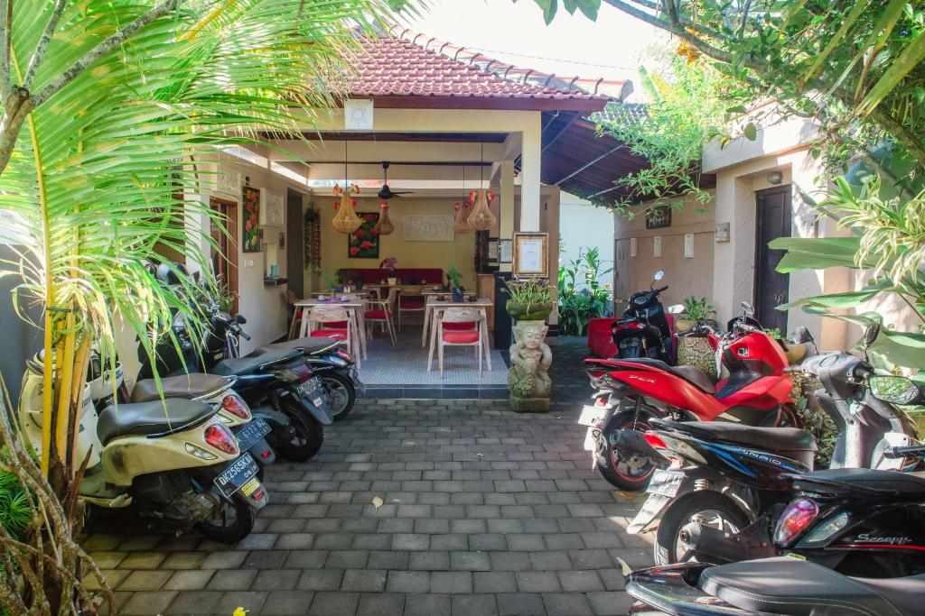 eine Gruppe von Motorrädern, die vor einem Haus geparkt sind in der Unterkunft Ratna Villa in Ubud