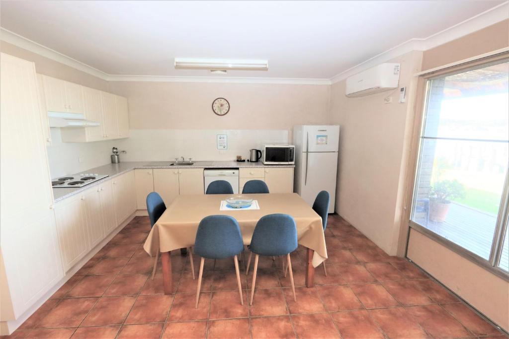Lake Edge Apartments - Two-Bedroom Apartment