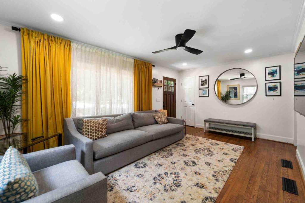 - un salon avec un canapé et un ventilateur de plafond dans l'établissement Charming Cottage for Pets, Family and Work, à Atlanta