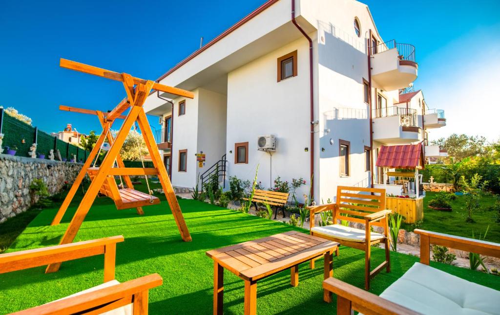 un patio con bancos y un columpio en Bahçe Apart, en Kas