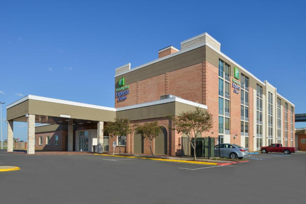 un edificio con un estacionamiento delante de él en Holiday Inn Express & Suites - Shreveport - Downtown, an IHG Hotel en Shreveport