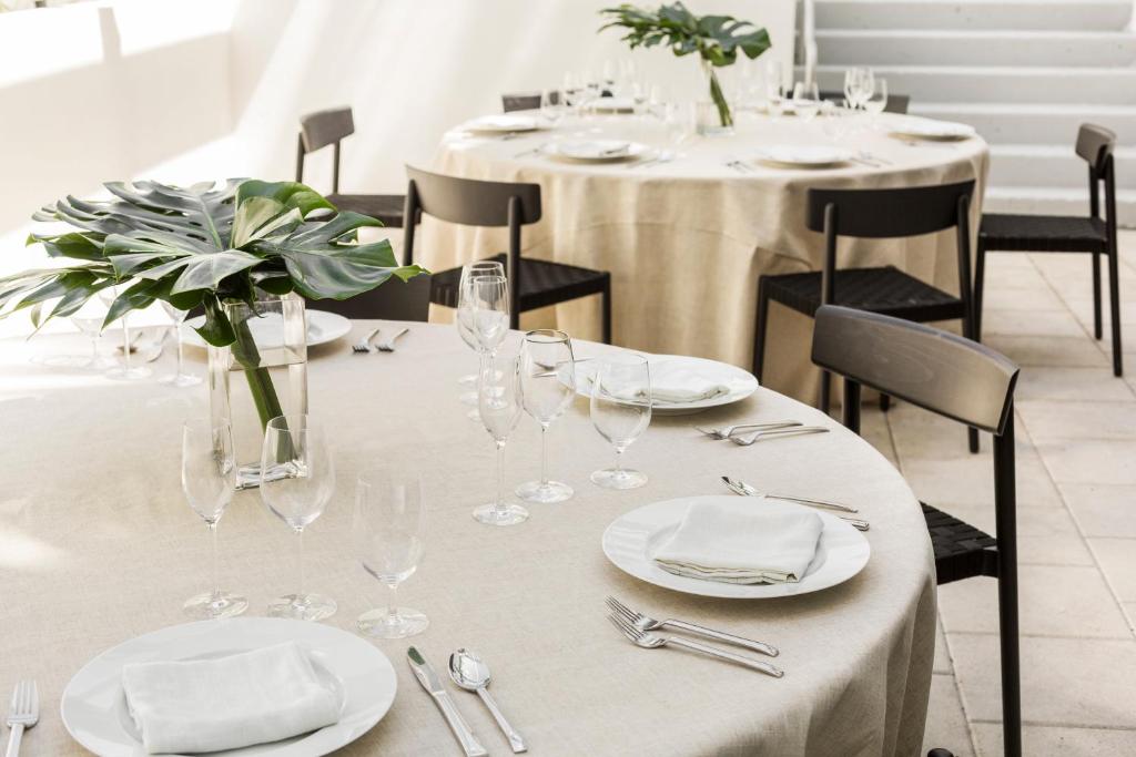 Um restaurante ou outro lugar para comer em Kimpton Angler’s Hotel South Beach by IHG
