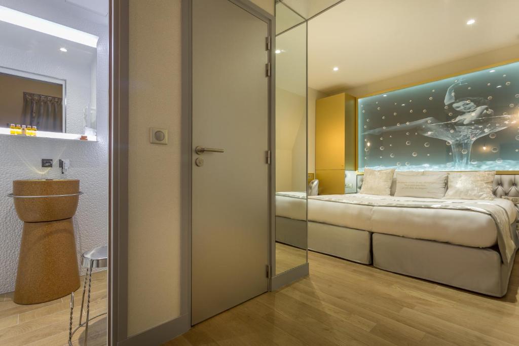 Un ou plusieurs lits dans un hébergement de l'établissement Hotel Les Bulles De Paris