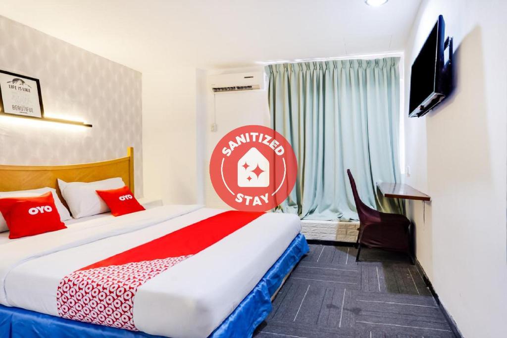 pokój hotelowy z łóżkiem i telewizorem w obiekcie OYO 89652 Bjorn Boutique Hotel w Kuala Lumpur