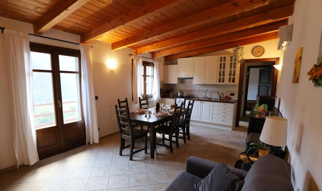 A kitchen or kitchenette at Totohouse Da Marco piscina riscaldata