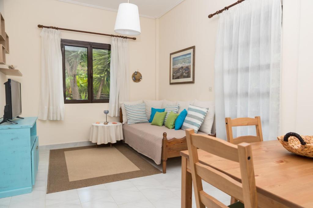Część wypoczynkowa w obiekcie ILIOCHARI sea view apartments Oropos - Kalamos