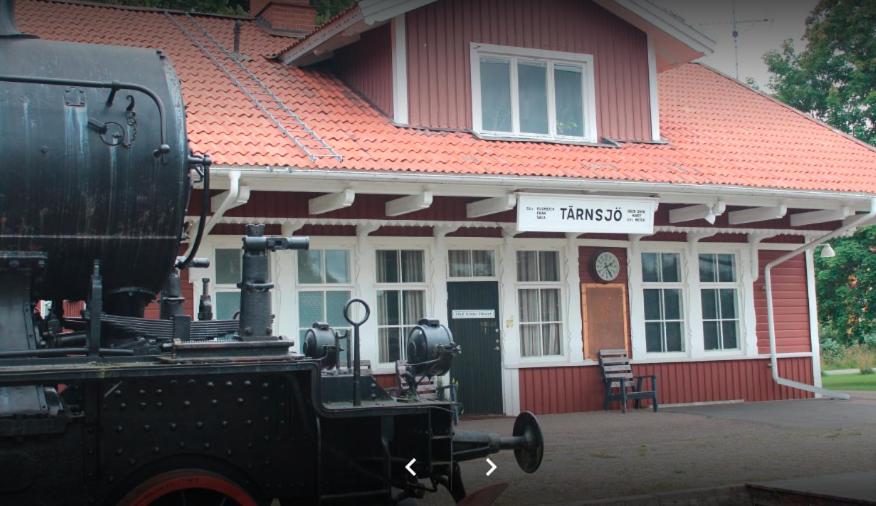 a house with a truck parked in front of it at SovPå Tåg i Tärnsjö in Tärnsjö