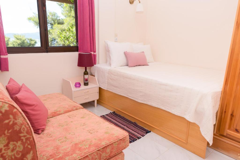 Łóżko lub łóżka w pokoju w obiekcie ILIOCHARI sea view apartments Oropos - Kalamos