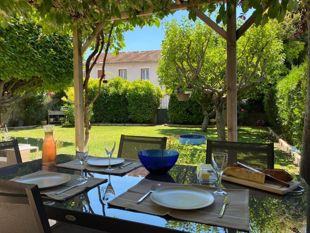 een tafel met borden eten bovenop bij Le 134 in Orange