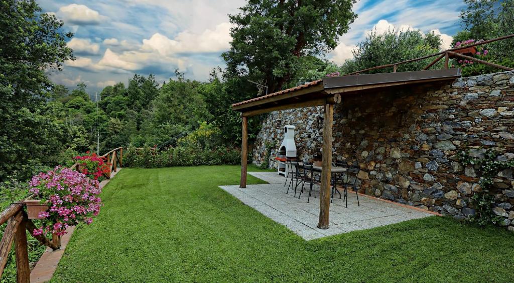 A garden outside Totohouse Da Marco piscina riscaldata