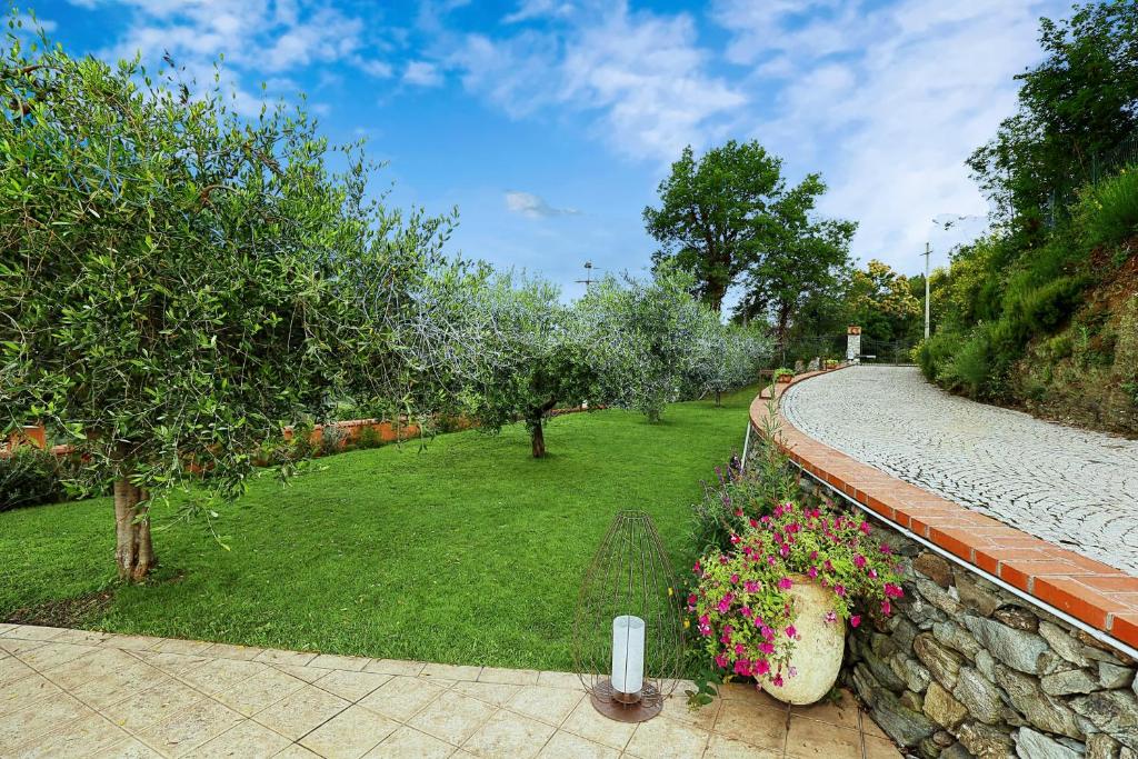 A garden outside Totohouse Da Marco piscina riscaldata
