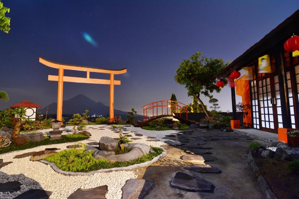 una gran puerta torii frente a un edificio en Inna Tretes Hotel & Resort, en Prigen