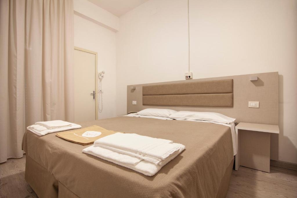 Postel nebo postele na pokoji v ubytování Hotel Lux