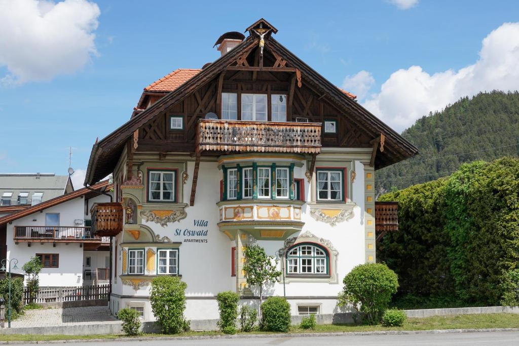 une maison avec un toit en bois dans l'établissement Villa St. Oswald, à Seefeld in Tirol