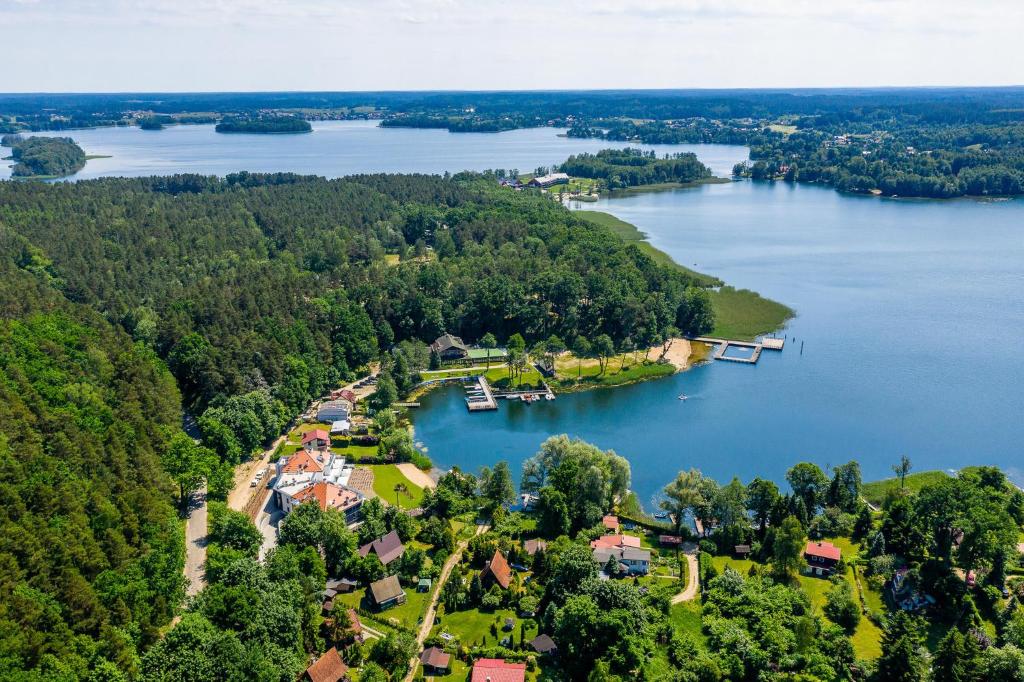 uma vista aérea de uma pequena ilha num lago em Konwaliowa Zatoka em Olsztyn - Siła