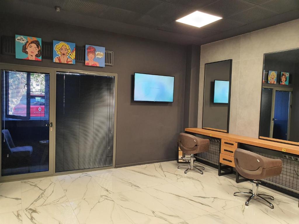 TV a/nebo společenská místnost v ubytování Akol Hotel