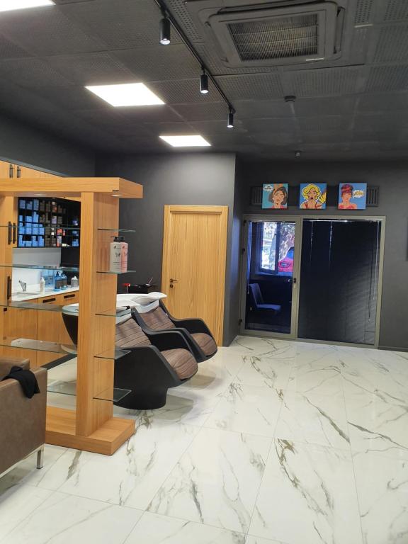 TV a/nebo společenská místnost v ubytování Akol Hotel