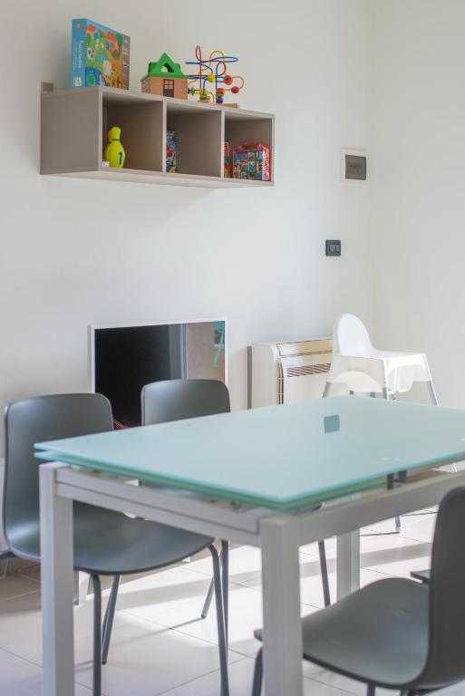 stół do ping ponga w pokoju z krzesłami w obiekcie Babyaccommodation Family Comfort ll w mieście Pietra Ligure