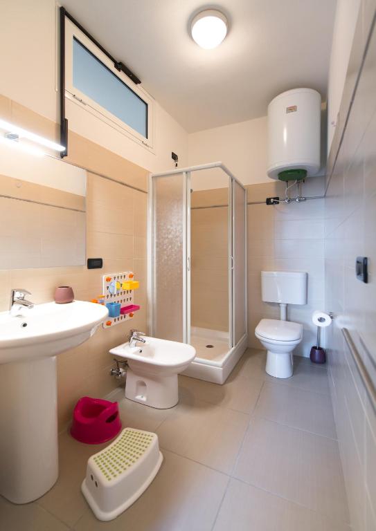 łazienka z umywalką, toaletą i prysznicem w obiekcie Babyaccommodation Family Comfort ll w mieście Pietra Ligure