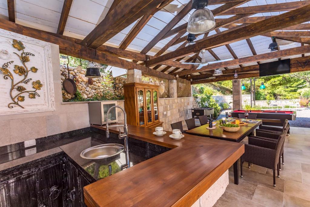 Fotografie z fotogalerie ubytování Villa Porto Mimice, 40sqm Heated Private Pool, 4 bedrooms, Sauna, Gym, Billiard v destinaci Mimice