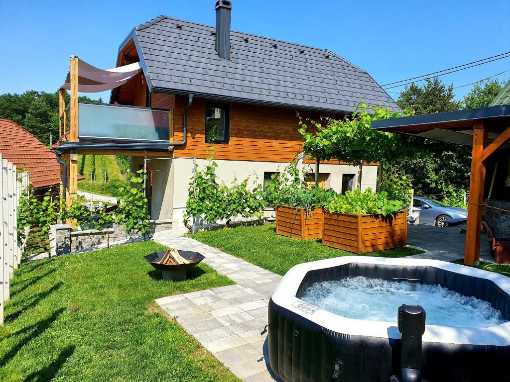 una bañera de hidromasaje en el patio de una casa en Vineyard cottage Matej, en Trebnje