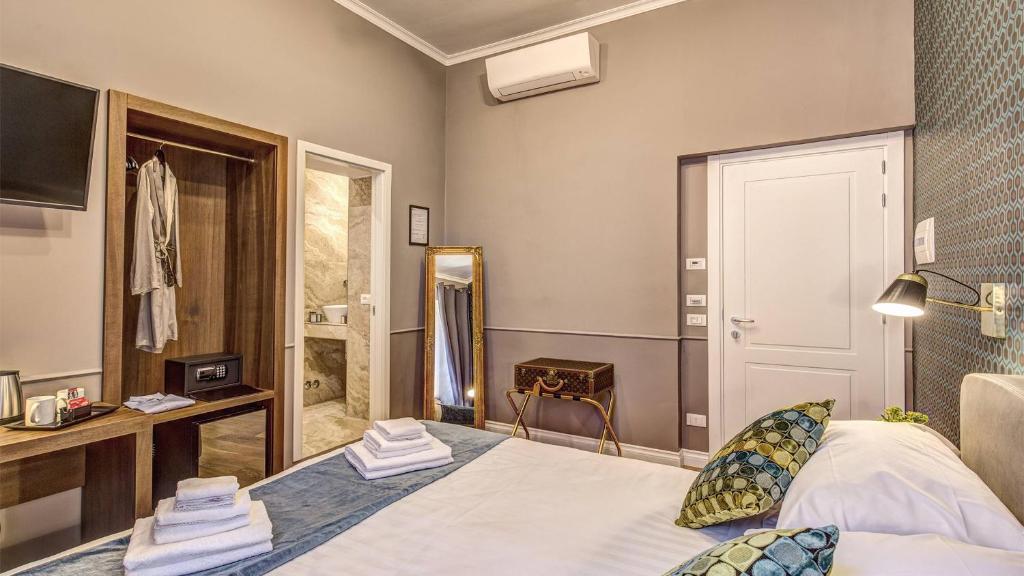 Postel nebo postele na pokoji v ubytování Charme Spagna Boutique Hotel