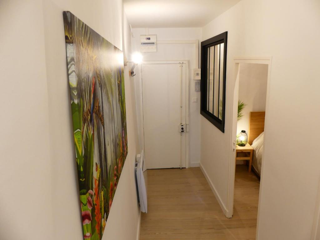a hallway with a painting hanging on a wall at LE BEDARRIDE in Aix-en-Provence