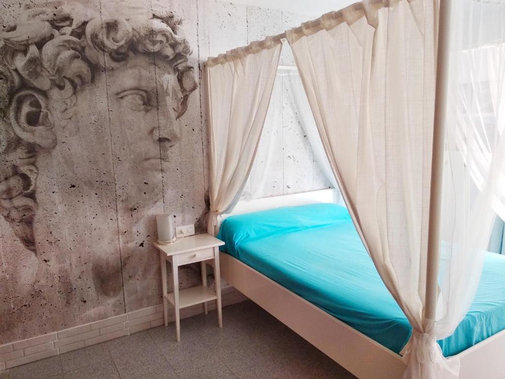 1 dormitorio con 1 cama con cabeza en la pared en TOSSA MEDIEVO, apartamento a 150 m de la playa, en Tossa de Mar