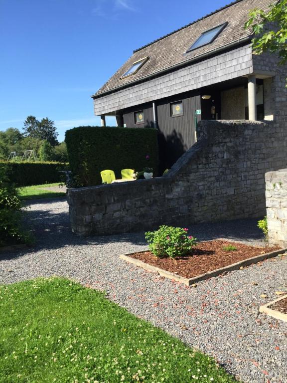 a house with a garden and a gravel driveway at Maison Joseph in Hotton