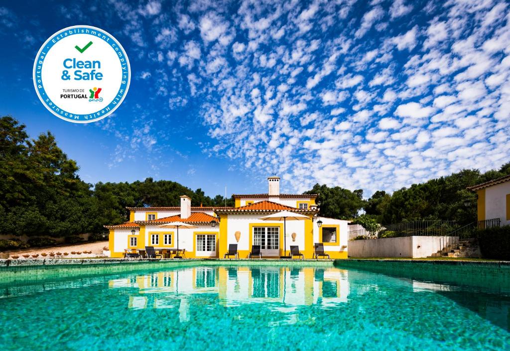 una casa con una piscina di fronte di Quinta do Pé Descalço Guesthouse Sintra a Sintra