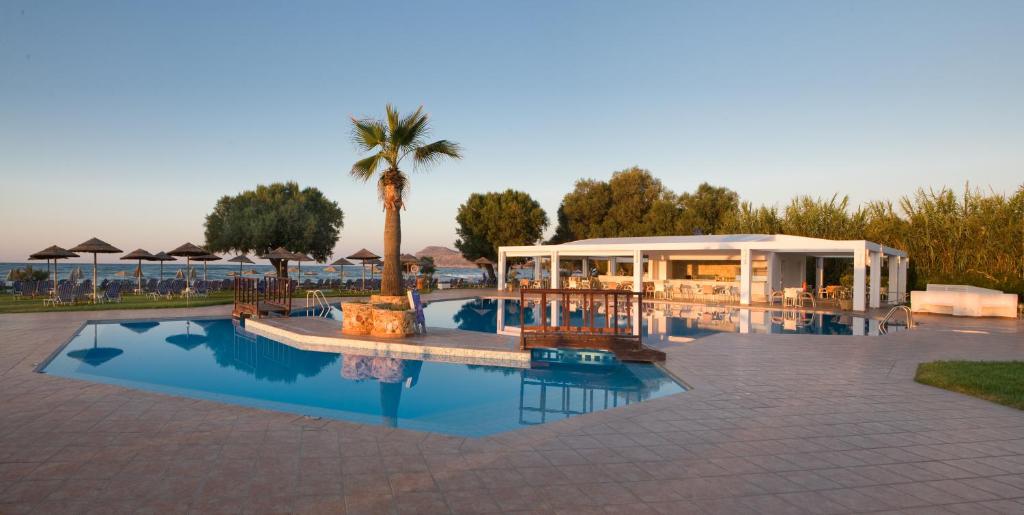 Bazén v ubytování Geraniotis Hotel and Resort nebo v jeho okolí