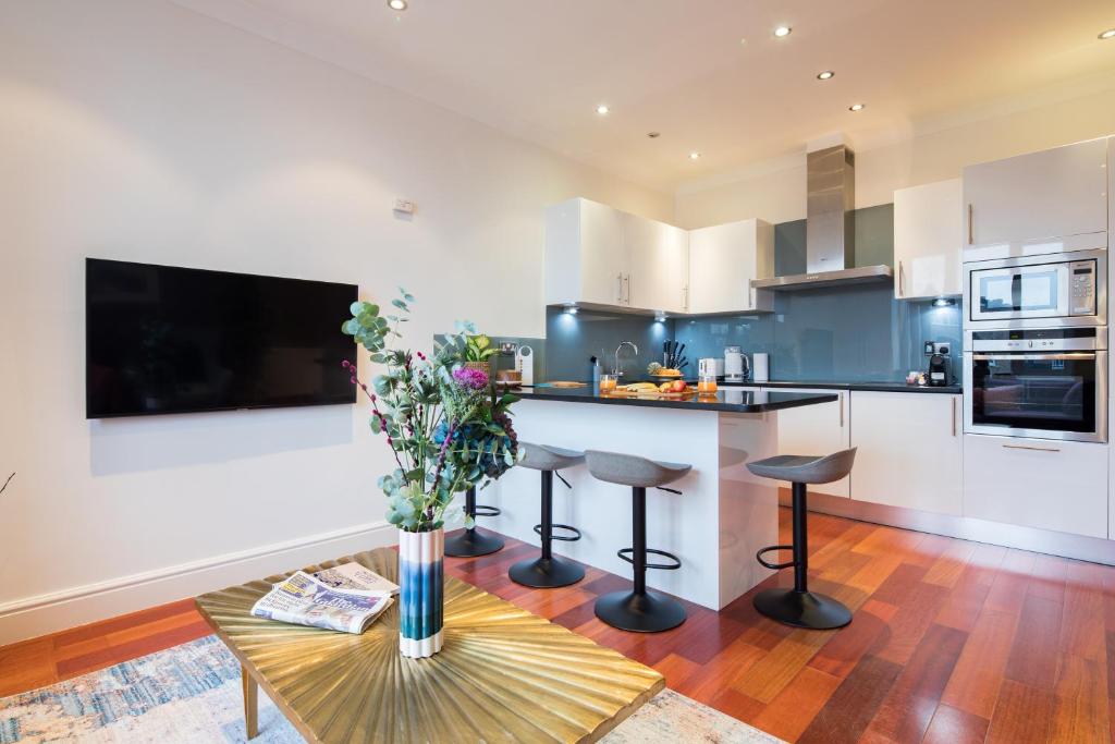 The Kensington Gardens - Modern & Bright 2BDR Flat