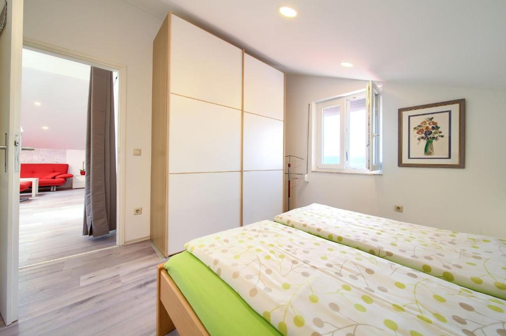 Łóżko lub łóżka w pokoju w obiekcie Apartment Milena by El-Pi Tours