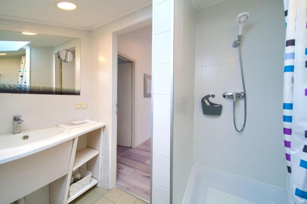 łazienka z prysznicem i umywalką w obiekcie Apartment Milena by El-Pi Tours w mieście Nijvice