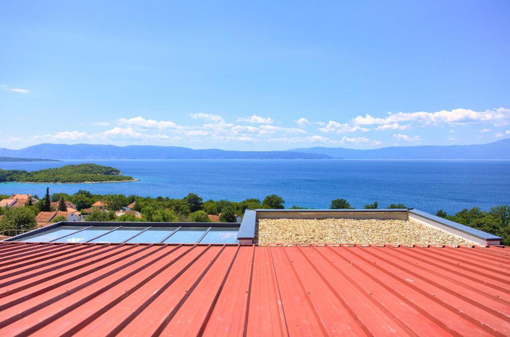 czerwony dach z widokiem na wodę w obiekcie Apartment Milena by El-Pi Tours w mieście Nijvice